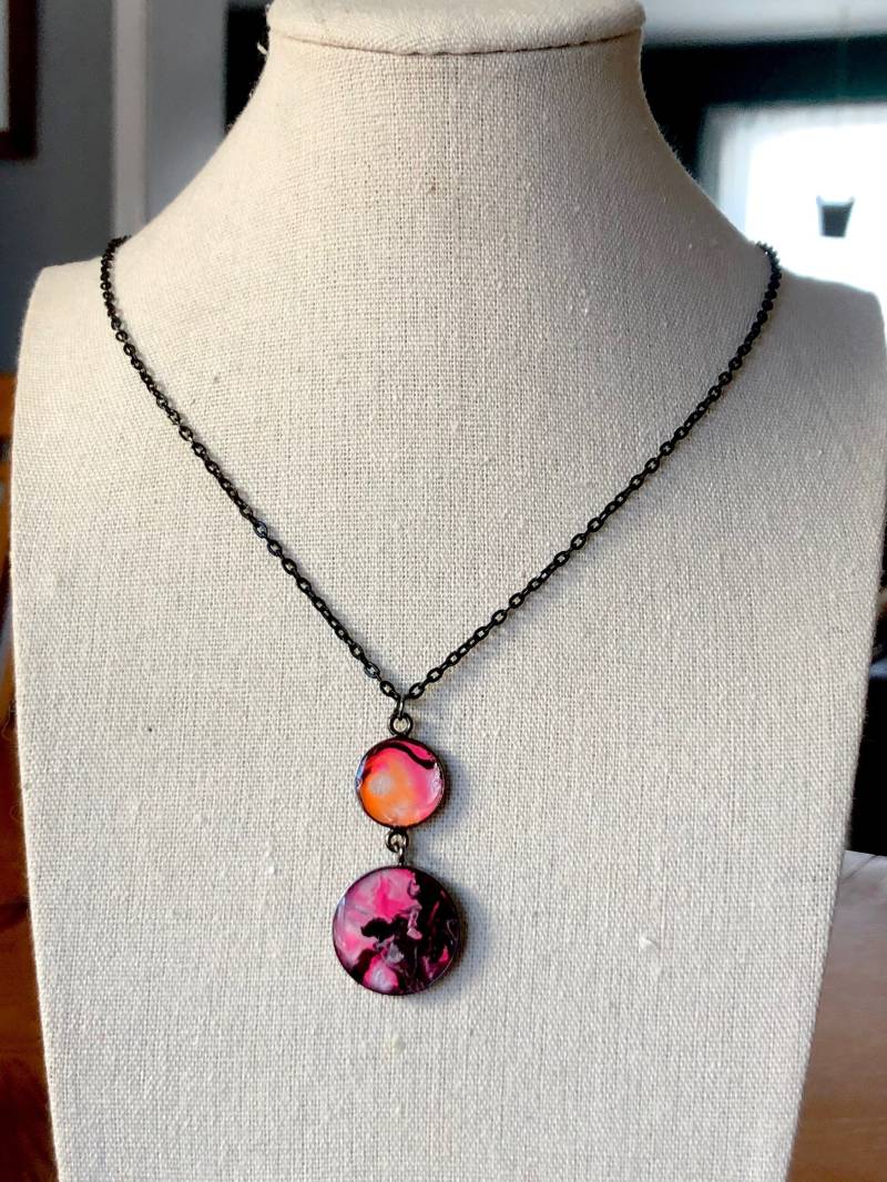Neon Tiger Einzigartige Doppelte Halskette | Handgefertigte Abstrakte Flüssigkeit Acryl Kunst Schmuck Rotguss Und Schwarze Kette Schwarz, Rosa von SlowFlowAD