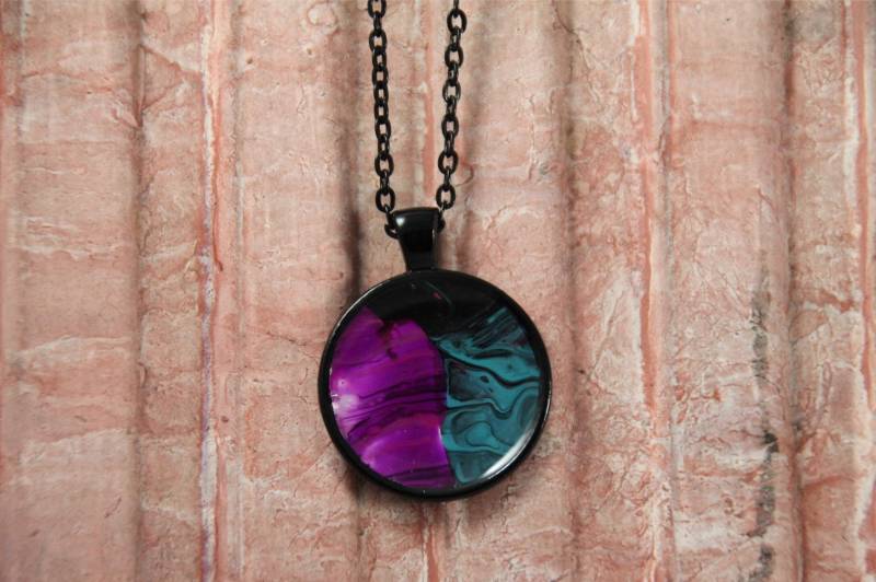 Neuro Lila Türkis Schwarz Einzigartige Kunstharz Halskette | Handgemachtes Flüssigkeit Abstraktes Acryl Gegossen Schmutzig Gießen Schmuck von SlowFlowAD