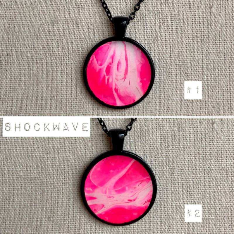 Shockwave-Neon-Pink-Weiß-Schwarz Einzigartige Kunstharz Halskette | Handgemachtes Flüssigkeit Abstraktes Acryl Gegossen Schmutzig Gießen Schmuck von SlowFlowAD