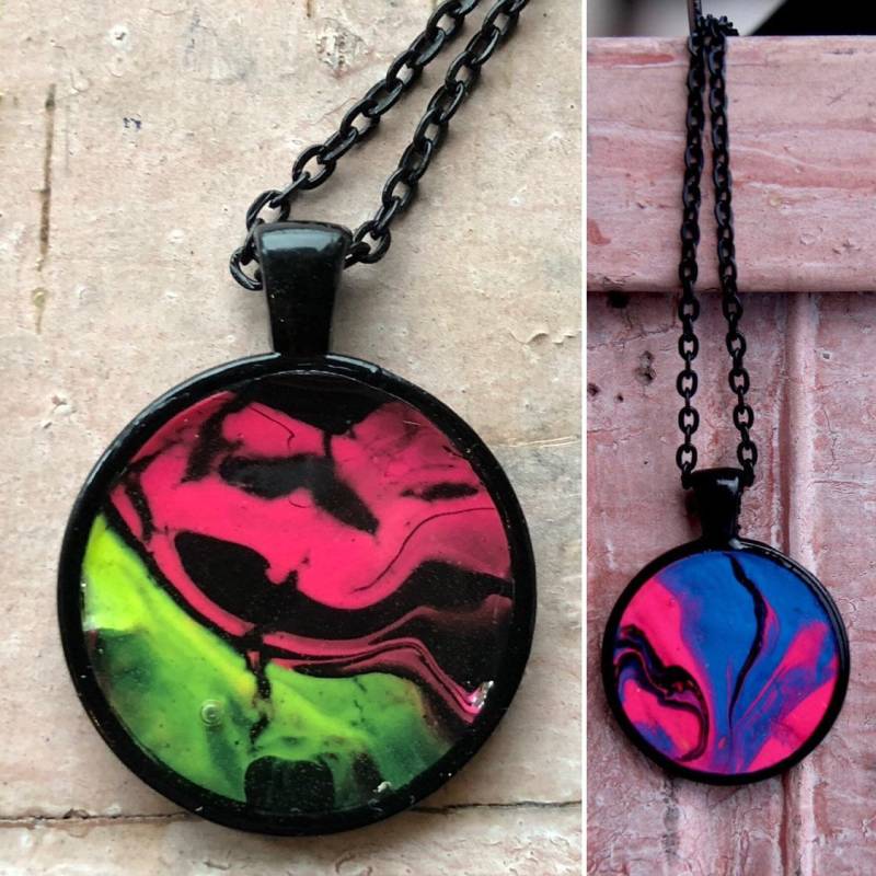 Vivid Neon Pink Gelb Blau Schwarz Einzigartige Kunst Halskette | Handgemachtes Flüssigkeit Abstraktes Acryl Gegossen Schwarzen Kette Bunte Lebendige von SlowFlowAD