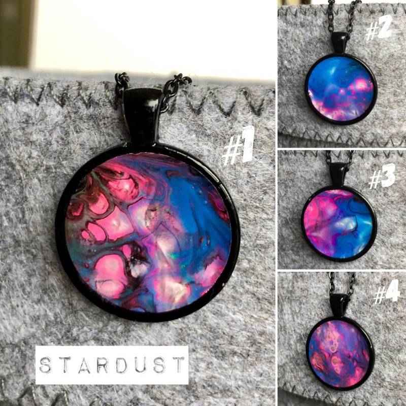 sternenstaub Galaxie Raum Blau Rosa Abstrakte Einzigartige Art Halskette | Handgemachtes Flüssigkeit Abstraktes Acryl Gegossen Schwarzen Kette von SlowFlowAD