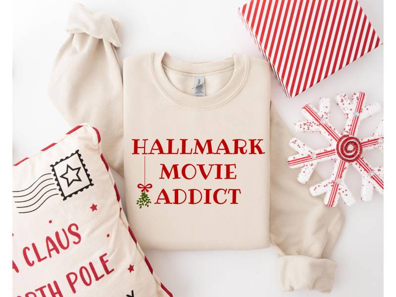 Hallmark Movie Addict Weihnachtssweatshirt Kuscheliges Baumwollgemisch von SlowLivingCoByAllie