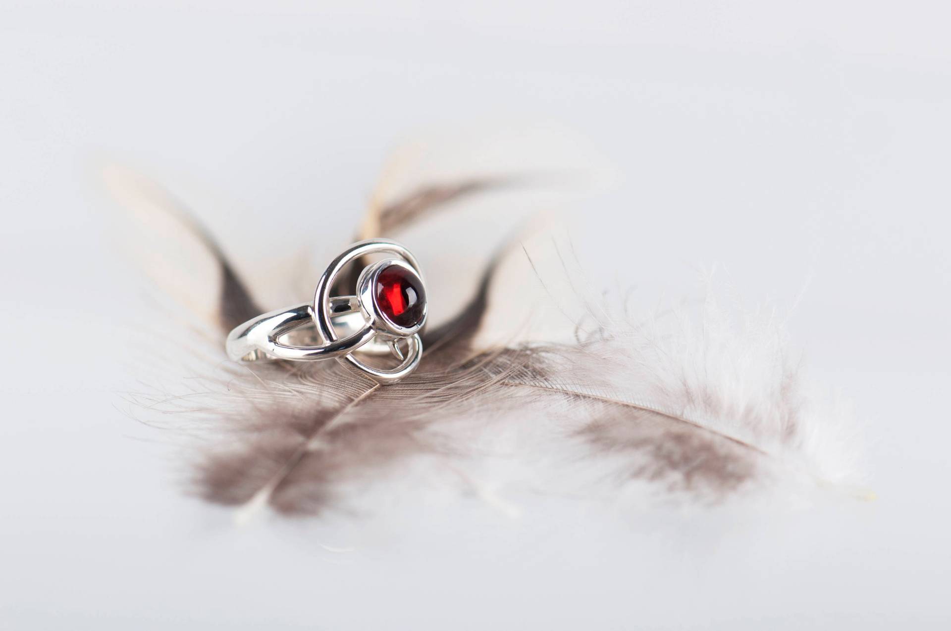 sterling Silber Boho Granat Ring Gedreht von SlowSilverJewelry