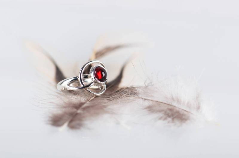 sterling Silber Boho Granat Ring Gedreht von SlowSilverJewelry