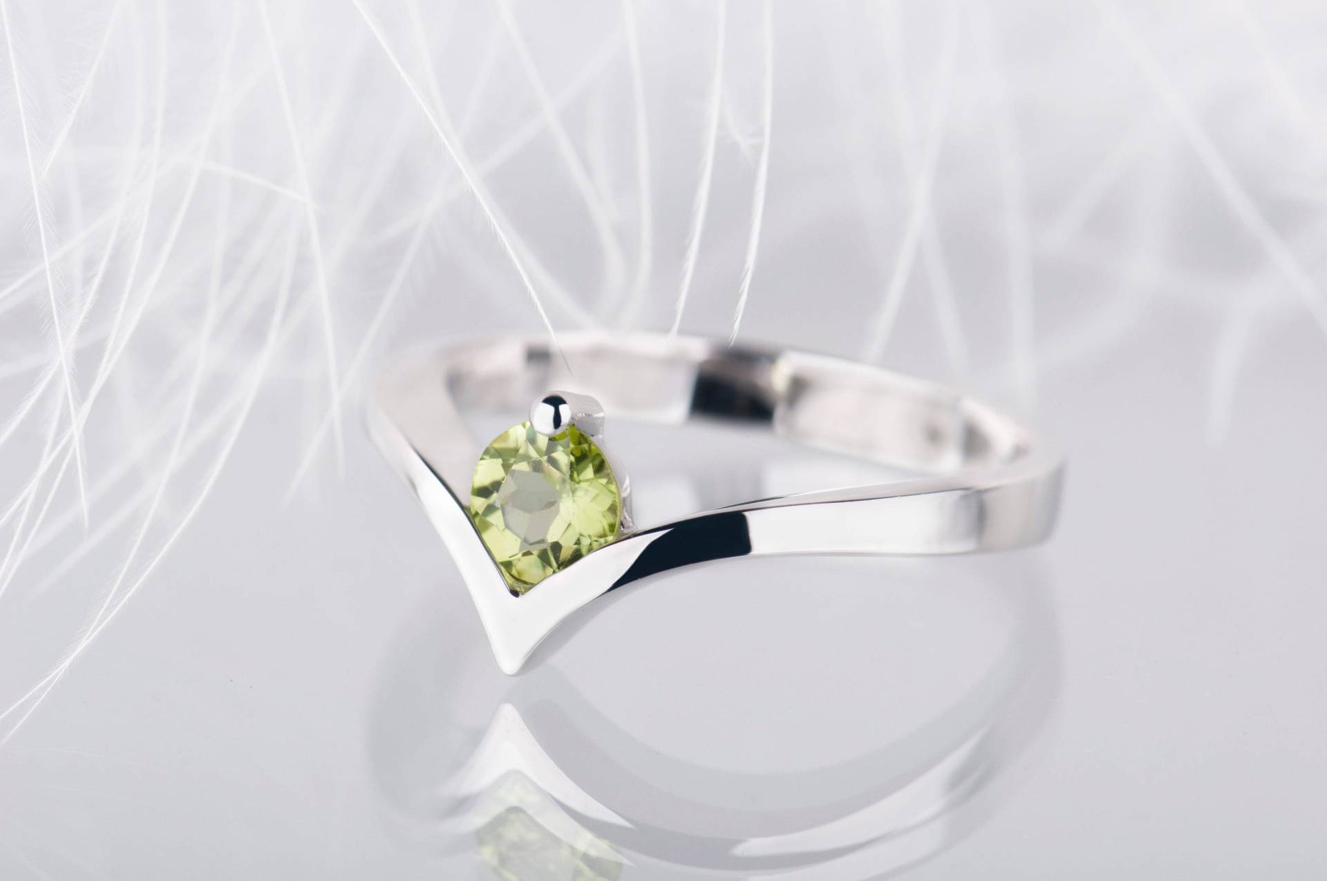 sterling Silber Peridot Chevron Ring von SlowSilverJewelry