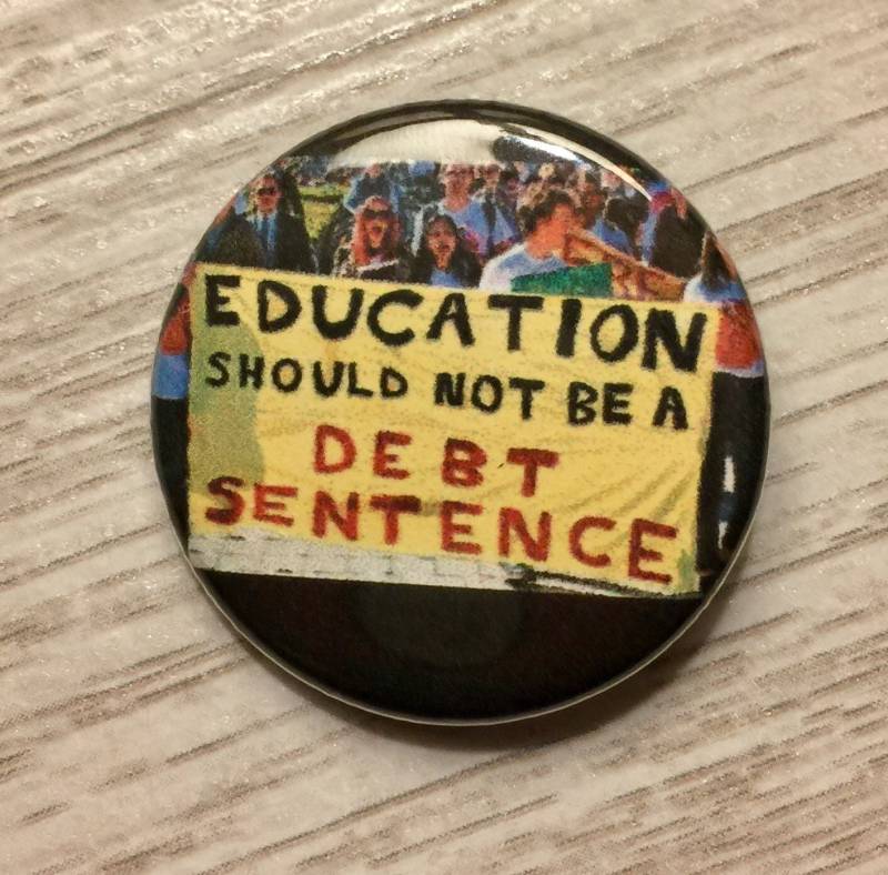 Bildung Sollte Kein Schuldensatz Sein | 1, 25 Zoll Pinback Protest-Zeichen-Taste Studentendarlehen von SluggoPinbacks