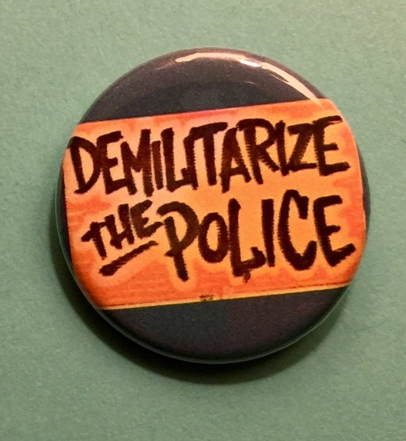 Demilitarize The Polizei Pinback-Button Demonstration | 3, 25 cm von SluggoPinbacks