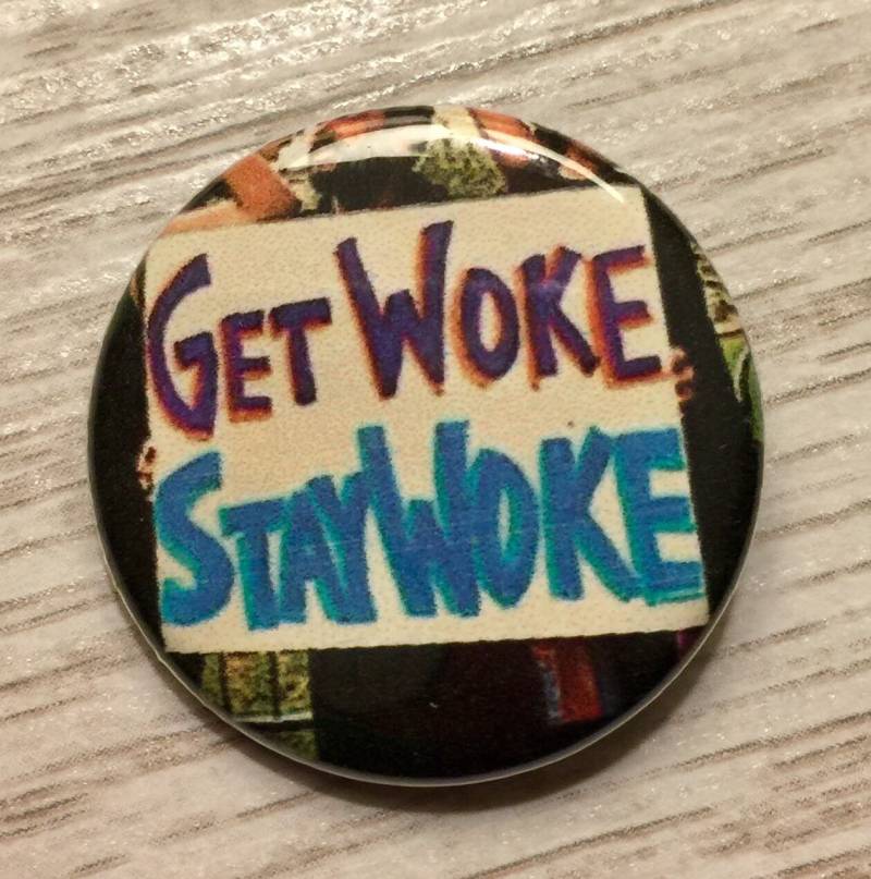 Get Woke Bleiben Geweckt | 1, 25 Zoll Pinback Protestzeichen-Button von SluggoPinbacks