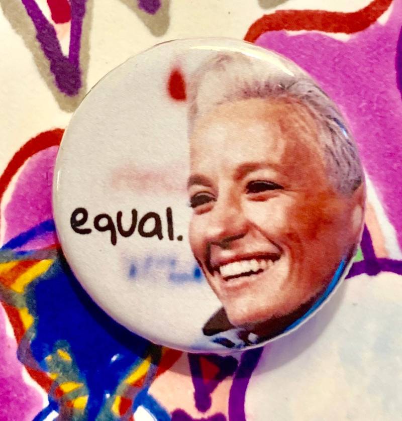 Megan Rapinoe 1, 25 Zoll Knopf | Gleicher Lohn Feminismus Feministisch Us-Frauenfußball Lgbt Uswnt von SluggoPinbacks