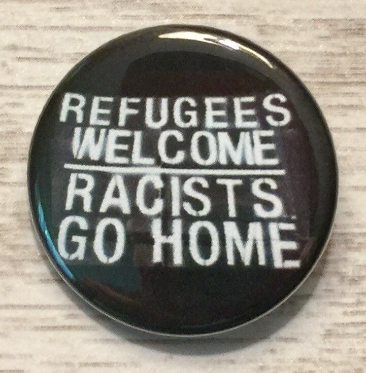 Refugees Welcome, Racist's Go Home Anstecker | 3, 25 cm von SluggoPinbacks