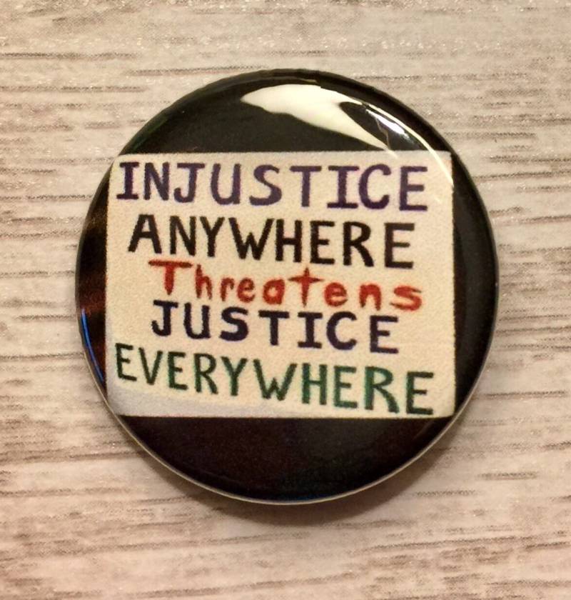 Ungerechtigkeit Überall Bedroht Die Justiz | 1, 25 Zoll Pinback-Taste Widerstand Protestschild Soziale Gerechtigkeit von SluggoPinbacks