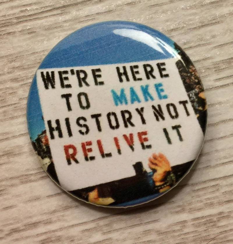 Wir Sind Hier, Um Geschichte Nicht Wieder Zu Erleben | 1, 25 Zoll Pinback Protestzeichen-Button von SluggoPinbacks
