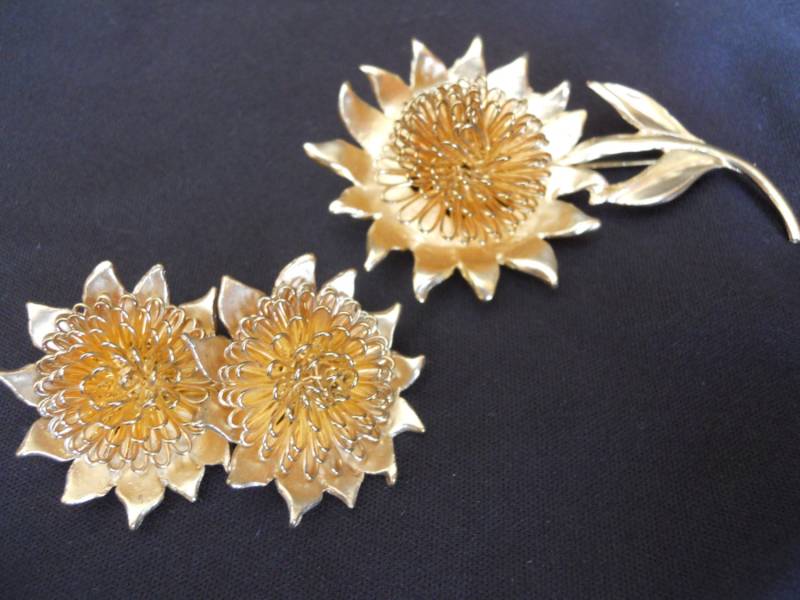 Süße Vintage Blumen Brosche Und Ohrclips Set - Gänseblümchen, Sonnenblume, Goldton 1950S Süße Vintage Blumen Brosche Und Ohrclips Set - Gänseblümchen, Sonnenblume, Goldton 1950S von SlyfieldandSime