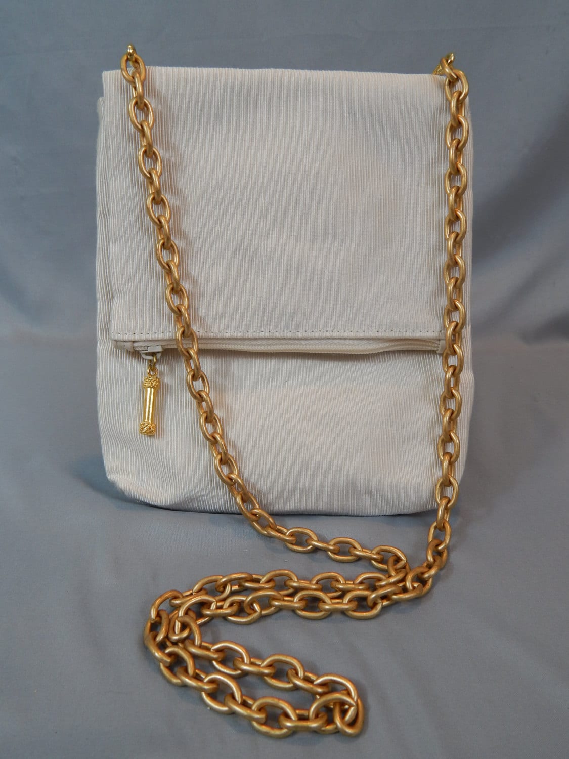 Ungewöhnliche Vintage Creme Faille Geldbörse Mit Gold Reißverschluss Und Kettengriff, Circa 1980Er Jahre, Larry Stuart Collection Ungewöhnliche Vintage Creme Faille Geldbörse Mit Gold Reißverschluss Und Kettengriff, Circa 1980Er Jahre, Larry Stuart Collection von SlyfieldandSime