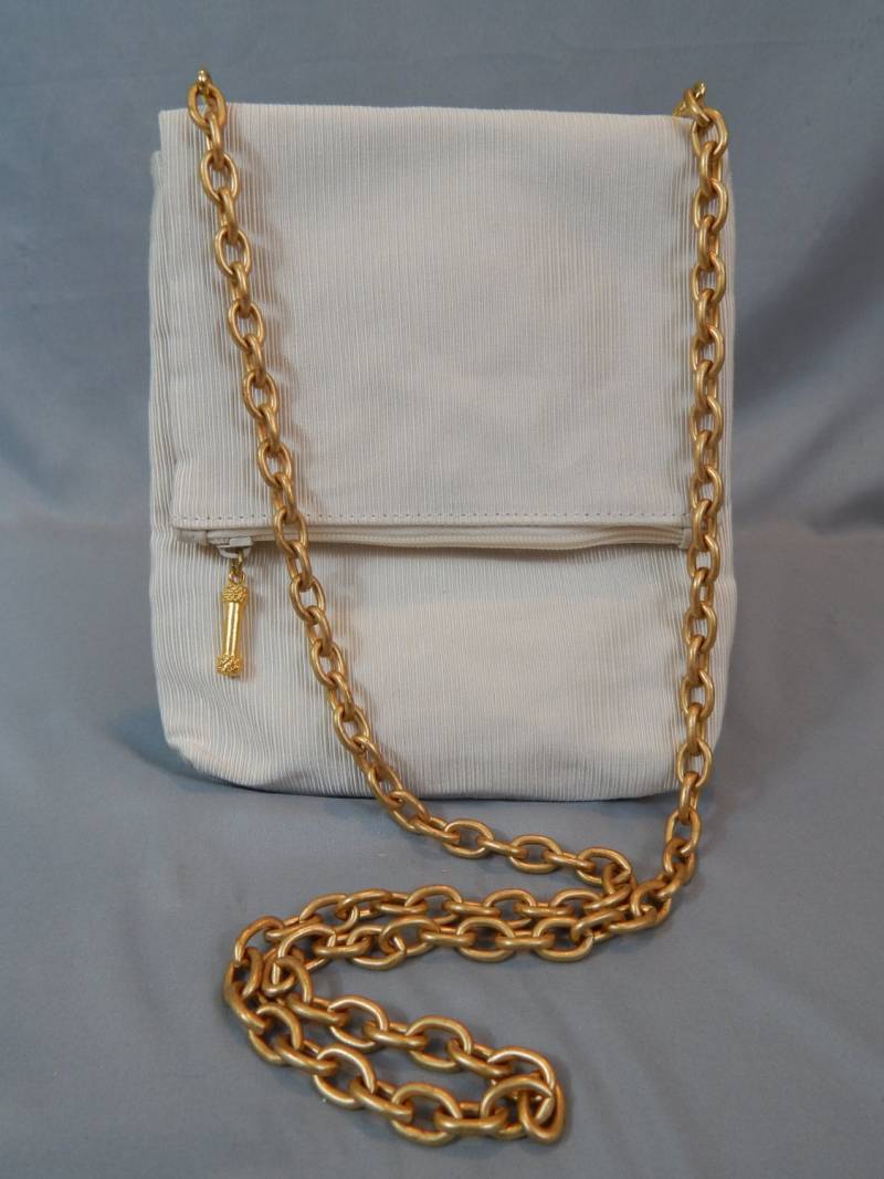 Ungewöhnliche Vintage Creme Faille Geldbörse Mit Gold Reißverschluss Und Kettengriff, Circa 1980Er Jahre, Larry Stuart Collection Ungewöhnliche Vintage Creme Faille Geldbörse Mit Gold Reißverschluss Und Kettengriff, Circa 1980Er Jahre, Larry Stuart Collection von SlyfieldandSime