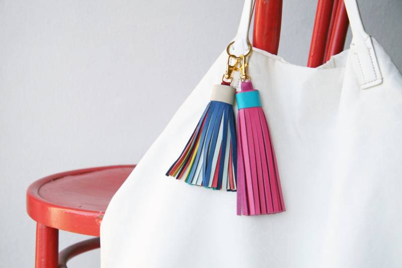 Grosse Leder Quaste Mit Gold Karabiner Verschluss Und Spaltring Taschen Anhänger Geschenke Für Sie von SmArtAnna