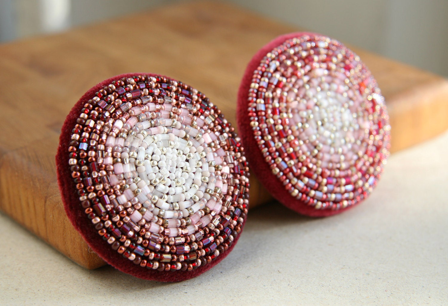 Perlen Bestickte Kreis Brosche Tiefrot Beeren Sepia Und Creme Mandala Perle Bestickt Perlen Bestickte Kreis Brosche Tiefrot Beeren Sepia Und Creme Mandala Perle Bestickt von SmArtAnna