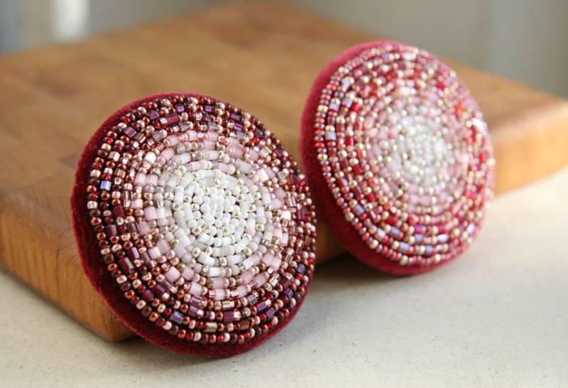 Perlen Bestickte Kreis Brosche Tiefrot Beeren Sepia Und Creme Mandala Perle Bestickt Perlen Bestickte Kreis Brosche Tiefrot Beeren Sepia Und Creme Mandala Perle Bestickt von SmArtAnna