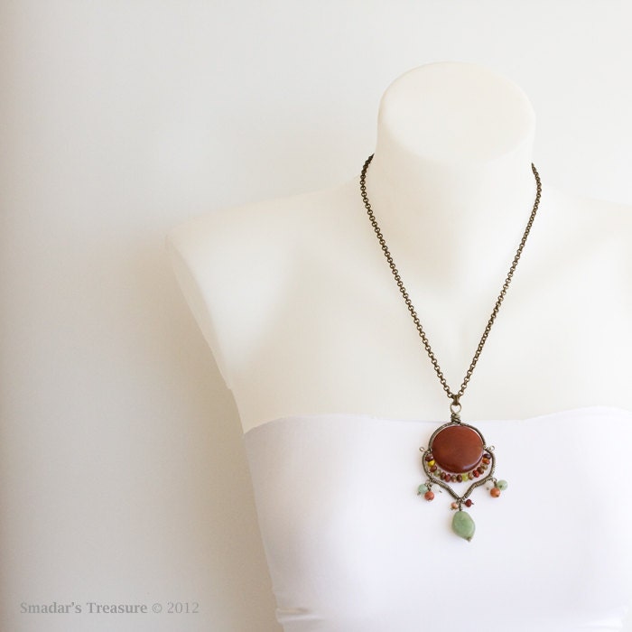 Bronze Kette, Wire Wrapped Anhänger Mit Karneol Und Jade Edelsteinen Glasperlen. Fransen Anhänger, Boho Halskette S111 von SmadarsTreasure