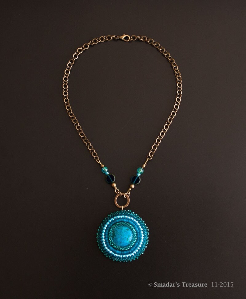 Bronze Kette Mit Türkis Hellblau Grün Perlen Bestickten Anhänger Und Perlenbesetzten Messingdraht-Verbindern. Runder S-311 Bronze Kette Mit Türkis Hellblau Grün Perlen Bestickten Anhänger Und Perlenbesetzten Messingdraht-Verbindern. Runder S-311 von SmadarsTreasure