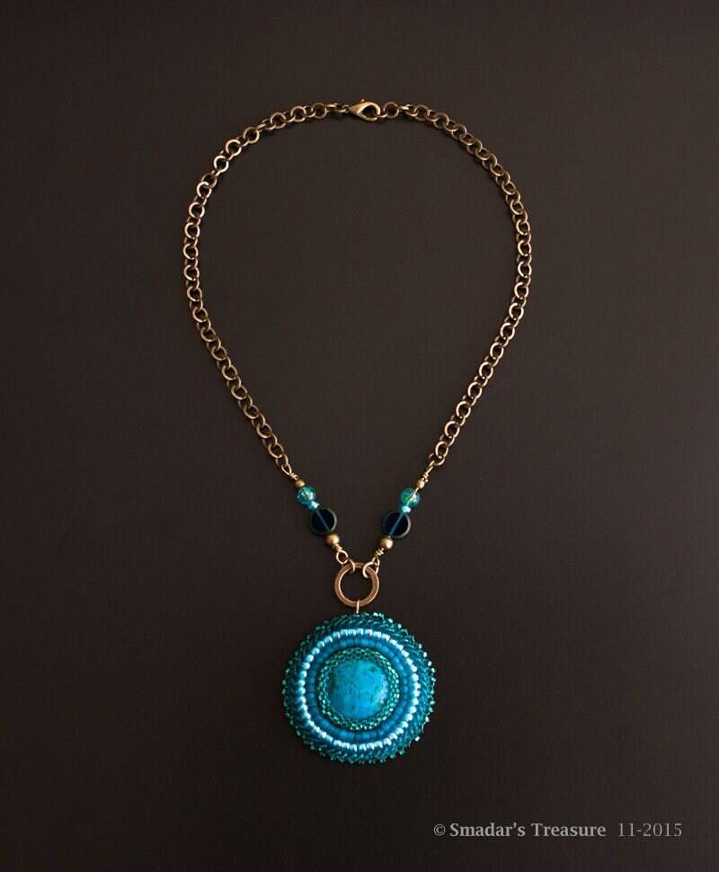 Bronze Kette Mit Türkis Hellblau Grün Perlen Bestickten Anhänger Und Perlenbesetzten Messingdraht-Verbindern. Runder S-311 Bronze Kette Mit Türkis Hellblau Grün Perlen Bestickten Anhänger Und Perlenbesetzten Messingdraht-Verbindern. Runder S-311 von SmadarsTreasure