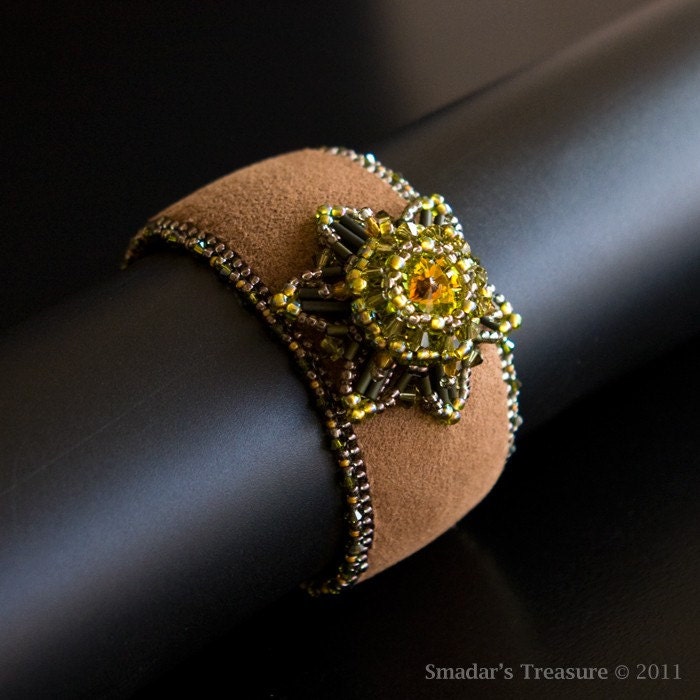 Bronze Perlen Bestickter Armreif Mit Swarovski Kristallen Flower Focal in Olivgrün Und Topas. Kristallarmband. Statement Manschette S-146 Bronze Perlen Bestickter Armreif Mit Swarovski Kristallen Flower Focal in Olivgrün Und Topas. Kristallarmband. Statement Manschette S-146 von SmadarsTreasure