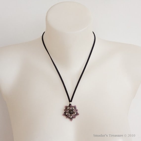 Kordelkette, Anhänger Aus Swarovski Kristallen Und Perlen, in Den Farben Smoky Purple Grau. 3D Blumenförmiger Kristallanhänger S-74 Kordelkette, Anhänger Aus Swarovski Kristallen Und Perlen, in Den Farben Smoky Purple Grau. 3D Blumenförmiger Kristallanhänger S-74 von SmadarsTreasure