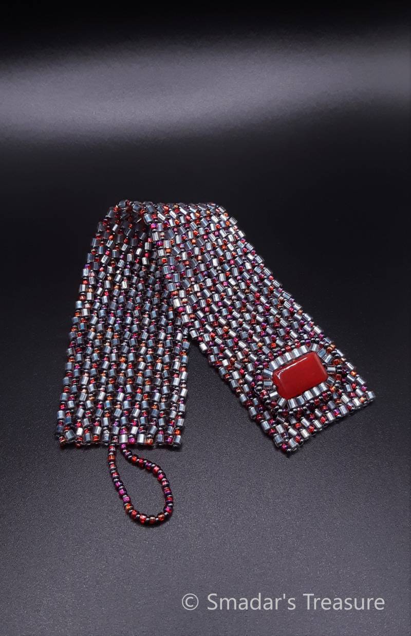 Funkelndes Armband in Rubinrot Ab, Hellblau Silberliniert, Dunkles Metallic Blau, Mit Rechteckigem Knopf Und Schleifenverschluss. Buntes S-431 von SmadarsTreasure