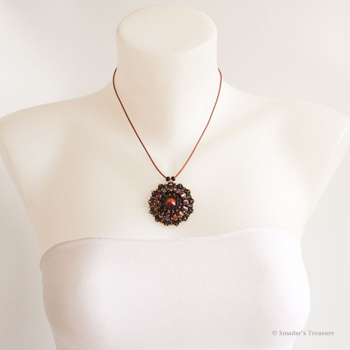 Halskette Mit Rundem Swarovski Kristall Funkelnden Anhänger in Schwarz, Kupfer, Roségold Irisierende Farben, An Kupfer Lederschnur Halskette. S139 Halskette Mit Rundem Swarovski Kristall Funkelnden Anhänger in Schwarz, Kupfer, Roségold Irisierende Farben, An Kupfer Lederschnur Halskette. S139 von SmadarsTreasure