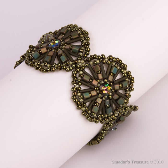 Medaillons Armband in Dark Metallic Green Mit Swarovski Crystal Margeriten. Funkelnde Glänzende Schimmernde Perlen Kristallen S255 von SmadarsTreasure
