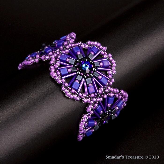 Orchid Lila Perlen Armband Mit Swarovski Crystal Daisy Beads, Blau, Lavendel Und Hematite Blue Cube Perlen. Medaillons S135 Orchid Lila Perlen Armband Mit Swarovski Crystal Daisy Beads, Blau, Lavendel Und Hematite Blue Cube Perlen. Medaillons S135 von SmadarsTreasure