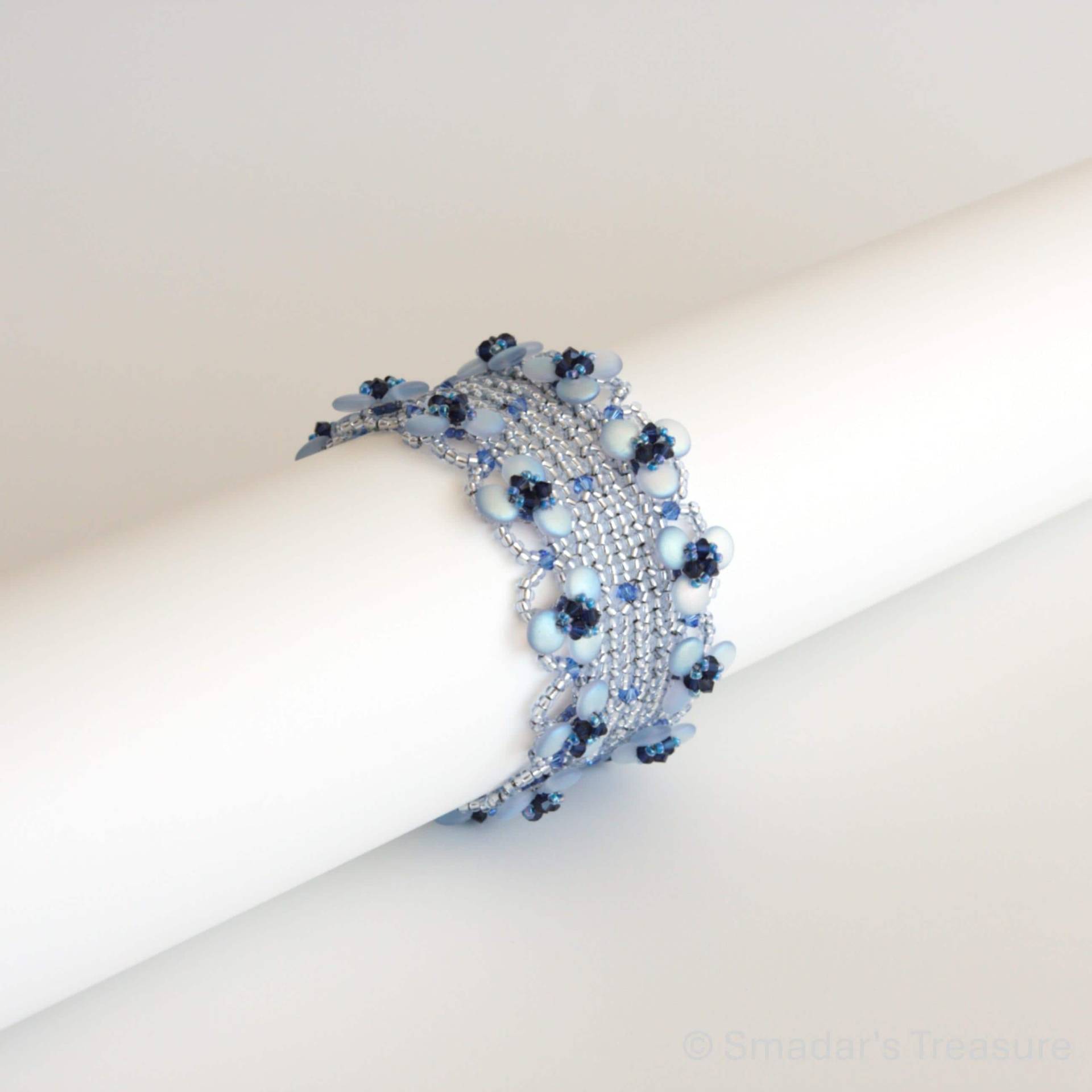 Perlen Armband in Light Sapphire Blau Und Kobalt Swarovski Kristallen. Florale Verschönerung Integrierte Spangen Winter Hochzeit S61 Perlen Armband in Light Sapphire Blau Und Kobalt Swarovski Kristallen. Florale Verschönerung Integrierte Spangen Winter Hochzeit S61 von SmadarsTreasure