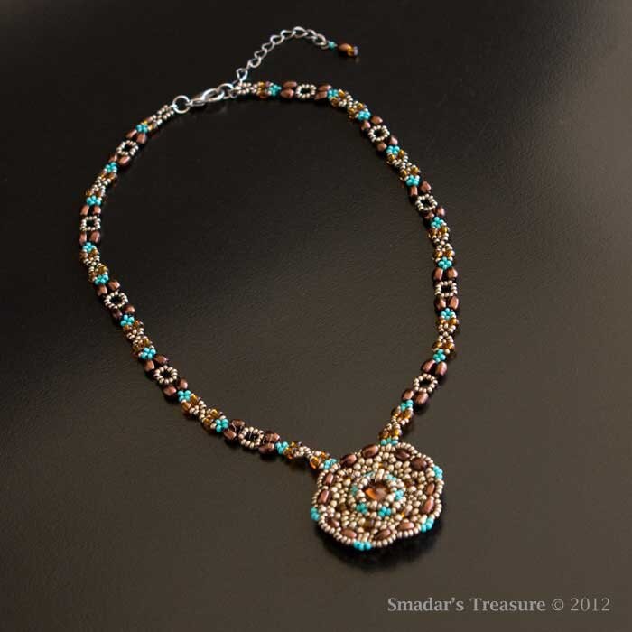 Perlen Halskette Mit Dark Honey Swarovski Crystal Medallion Anhänger Und Dunkelsilber, Braun, Türkis Topaz Seil. Warme Farben S-219 Perlen Halskette Mit Dark Honey Swarovski Crystal Medallion Anhänger Und Dunkelsilber, Braun, Türkis Topaz Seil. Warme Farben S-219 von SmadarsTreasure