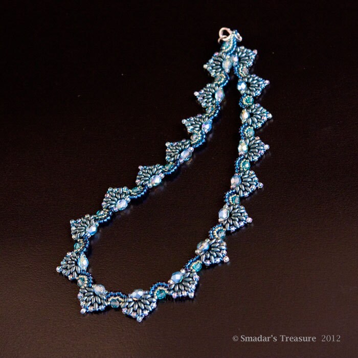 Perlenkette in Teal, Dark Ocean Green, Aqua Und Blue Zircon Mit Facettierten Perlmuttfarbenen Perlen. Kurve Form Perlengewebte Halskette S-254 von SmadarsTreasure