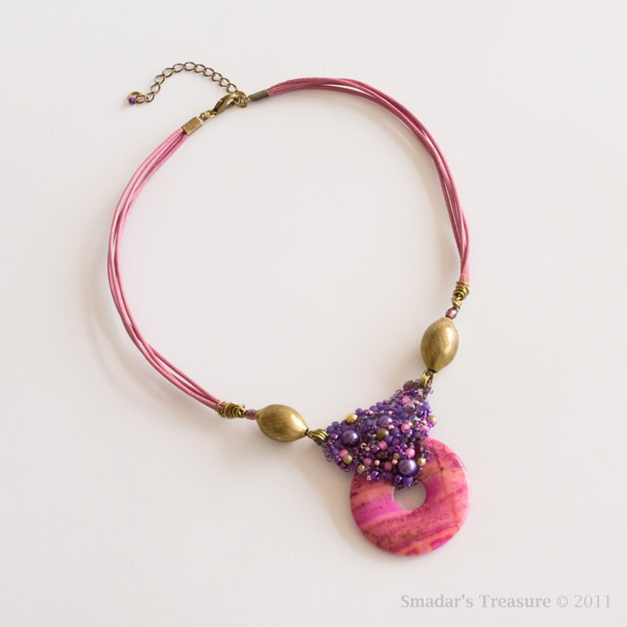 Pinke Lederkette Mit Crazy Achat Edelstein Anhänger, Messing Perlen Und Perlenkette in Lila, Violett Fuchsia. One Of A Kind. S186 Pinke Lederkette Mit Crazy Achat Edelstein Anhänger, Messing Perlen Und Perlenkette in Lila, Violett Fuchsia. One Of A Kind. S186 von SmadarsTreasure