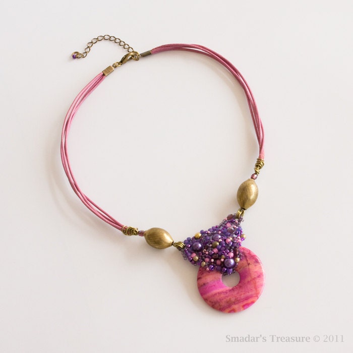 Pinke Lederkette Mit Crazy Achat Edelstein Anhänger, Messing Perlen Und Perlenkette in Lila, Violett Fuchsia. One Of A Kind. S186 Pinke Lederkette Mit Crazy Achat Edelstein Anhänger, Messing Perlen Und Perlenkette in Lila, Violett Fuchsia. One Of A Kind. S186 von SmadarsTreasure