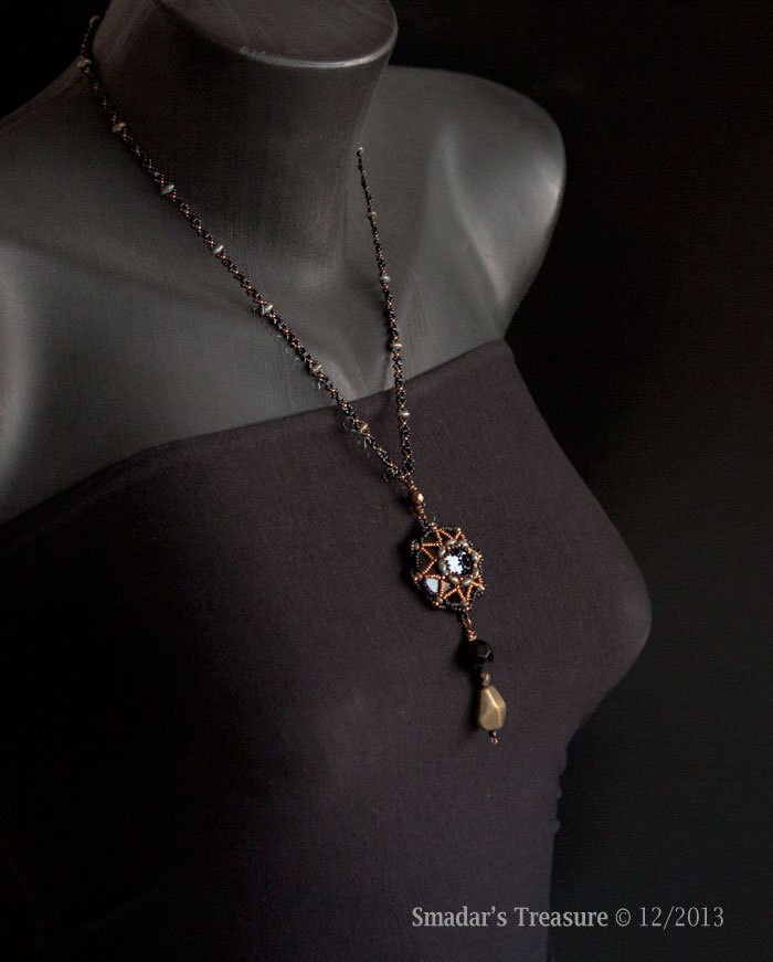 Schwarz Bronze Kette Mit Stern Anhänger Aus Swarovski Kristall Cabochon, Messing Und Facettierten Perlen. Gothic Style Halskette S84 Schwarz Bronze Kette Mit Stern Anhänger Aus Swarovski Kristall Cabochon, Messing Und Facettierten Perlen. Gothic Style Halskette S84 von SmadarsTreasure