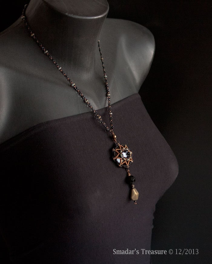Schwarz Bronze Kette Mit Stern Anhänger Aus Swarovski Kristall Cabochon, Messing Und Facettierten Perlen. Gothic Style Halskette S84 Schwarz Bronze Kette Mit Stern Anhänger Aus Swarovski Kristall Cabochon, Messing Und Facettierten Perlen. Gothic Style Halskette S84 von SmadarsTreasure