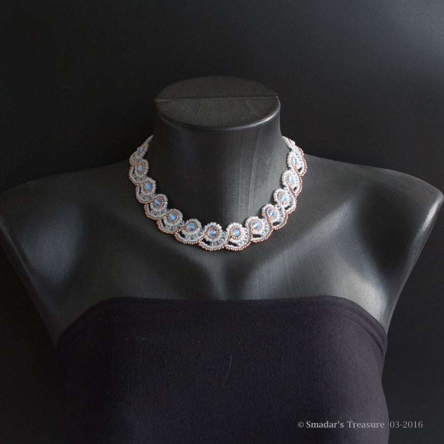Weiss Und Gold Halskette Mit Swarovski Kristallen Opalite Perlen. Elegante Weiße Braut Hochzeit Abend Kragen. Gewellte Texturierte S340 Weiss Und Gold Halskette Mit Swarovski Kristallen Opalite Perlen. Elegante Weiße Braut Hochzeit Abend Kragen. Gewellte Texturierte S340 von SmadarsTreasure