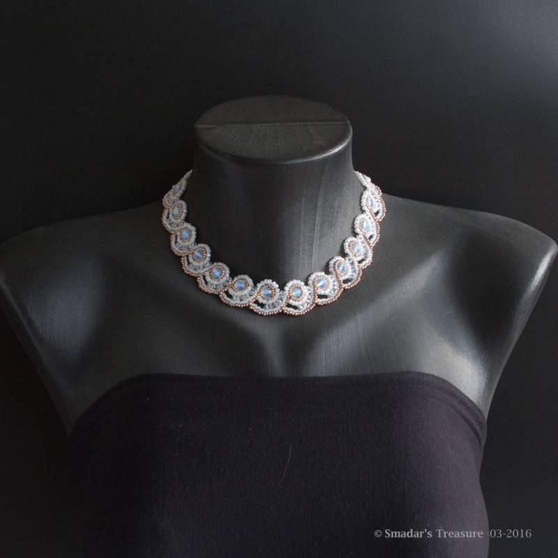 Weiss Und Gold Halskette Mit Swarovski Kristallen Opalite Perlen. Elegante Weiße Braut Hochzeit Abend Kragen. Gewellte Texturierte S340 von SmadarsTreasure