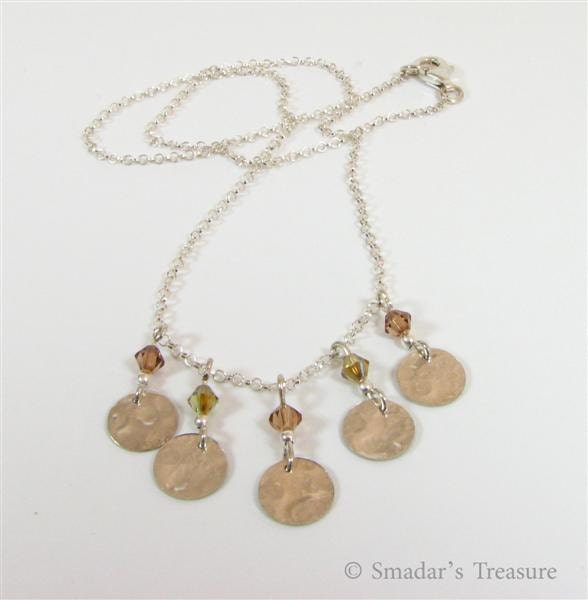 sterling Silber Kette Mit Rauchtopas Und Khaki Grün Swarovski Kristallen Gehämmerten Disc Anhängern. Zarte Silberkette S-247 sterling Silber Kette Mit Rauchtopas Und Khaki Grün Swarovski Kristallen Gehämmerten Disc Anhängern. Zarte Silberkette S-247 von SmadarsTreasure
