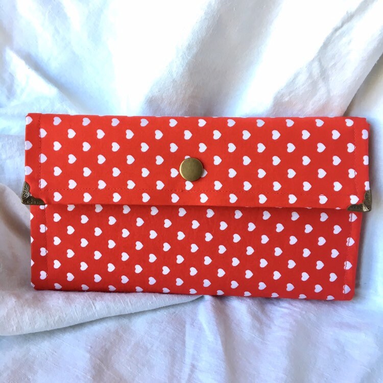 Damenbörse in Bedruckter Baumwolle, Große Geldbeutel, Portemonnaie Rot Mit Weißen Herzen, Geldbörse, Kupplung von SmallArtHandmade