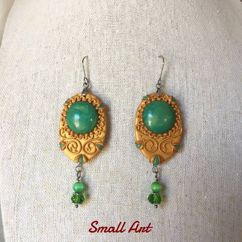 Koloniale Goldohrringe Mit Handpolierten Jade Spielen Her-Smallarthandmade-Kleine Kunst von SmallArtHandmade