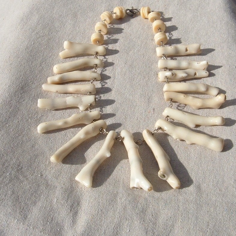 Weiße Zweig Koralle Lätzchen Halskette Weiße Zweig Koralle Lätzchen Halskette von SmallCynz