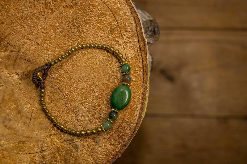 Macram Mit Messing Perlen/Smaragd Grün Und Gold / von SmallShedStore