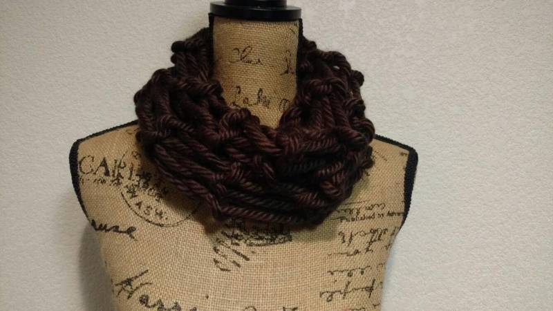 Arm Stricken Dicker Schal in Schokobraun von SmallTownHandMade