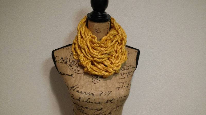 Arm Stricken Langen Schal in Gold von SmallTownHandMade