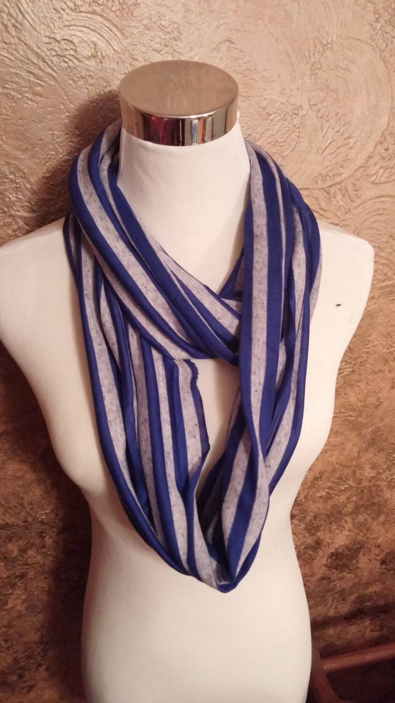 Nur Ein Blau Und Grau Gestreiften Baumwolle Schlauchschal von SmallTownHandMade