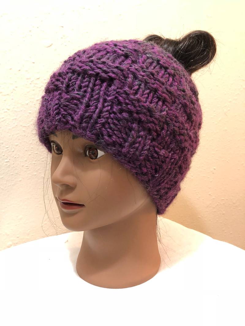 Nur Ein Schwarz Und Lila Frau Winter Strickmütze Chaotisch Brötchen von SmallTownHandMade