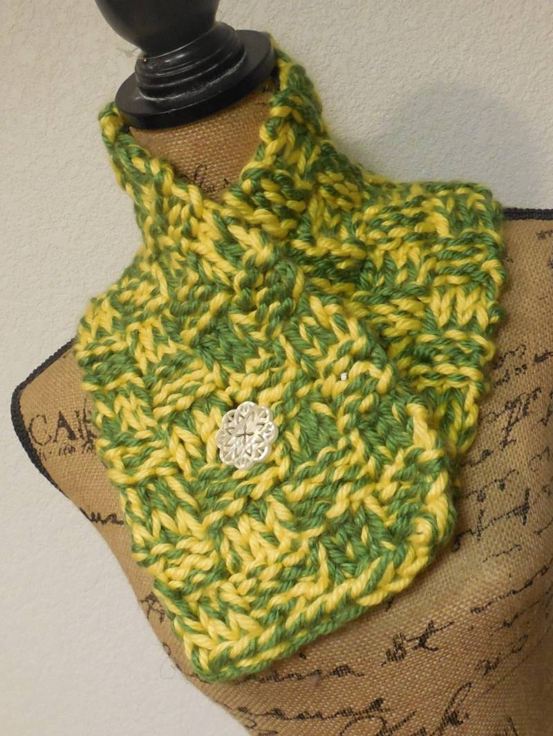 Nur Eine Grüne Und Gelbe Winter-strick-Tasten-Kutte von SmallTownHandMade